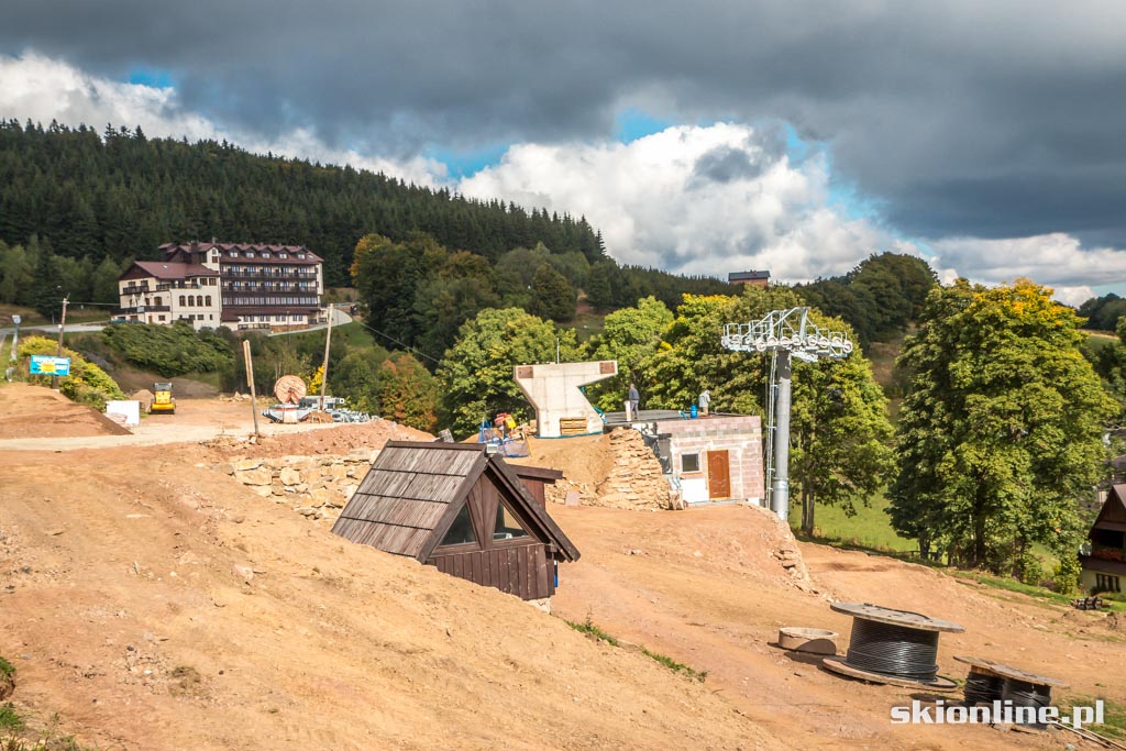 Galeria: Ski Arena Zieleniec - budowa czerwonej kanapy