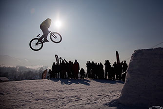 Widowiskowe rowerowe skoki na śniegu fot. T. Gola
