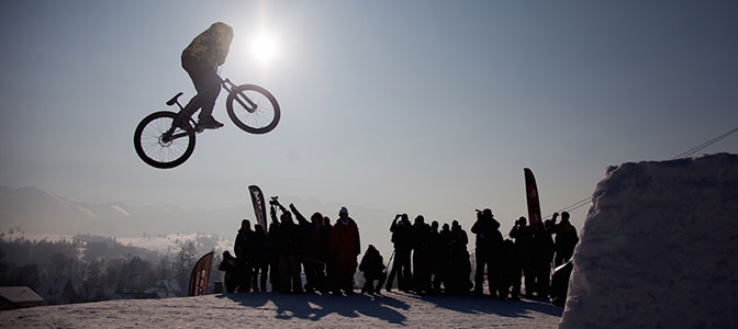 Widowiskowe rowerowe skoki na śniegu fot. T. Gola
