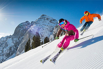 Zimowy urlop w pierwszym austriackim ośrodku narciarskim w Alpach