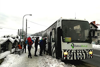 Sezon zimowy w Szczyrku wystartował, Ślązacy przesiadają się z samochodu do autobusu