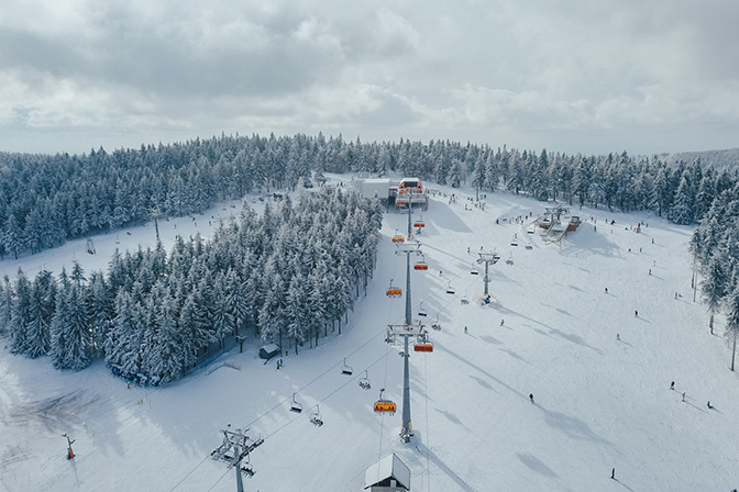 13 lutego 2020 - po opadach śniegu warunki narciarskie w Zieleńcu są doskonałe