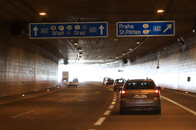 Wyjazd z tunelu na autostradę A22  fot.skionline.pl