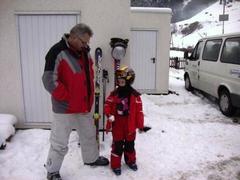 Z wnuczką Julką w oczekiwaniu na ski-busa w Feichten