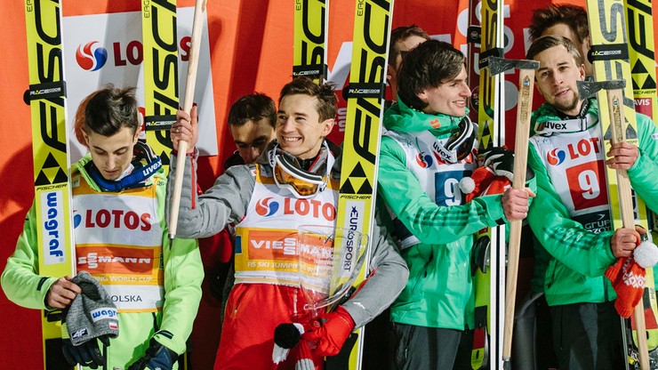 58be83dce1d0b_podium(2).JPG.b29eb3c12b04570f2b467f9a4b6eee02.JPG