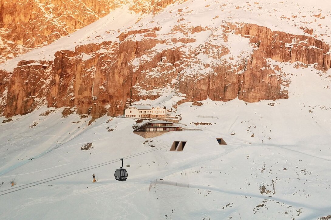 pol-tyrol62-gondola-laurin.jpg