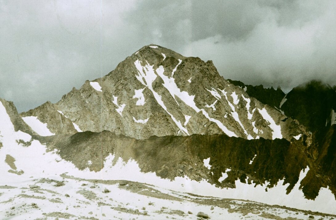 Na pierwszym planie - Mian Sehczal -4250 m.jpg