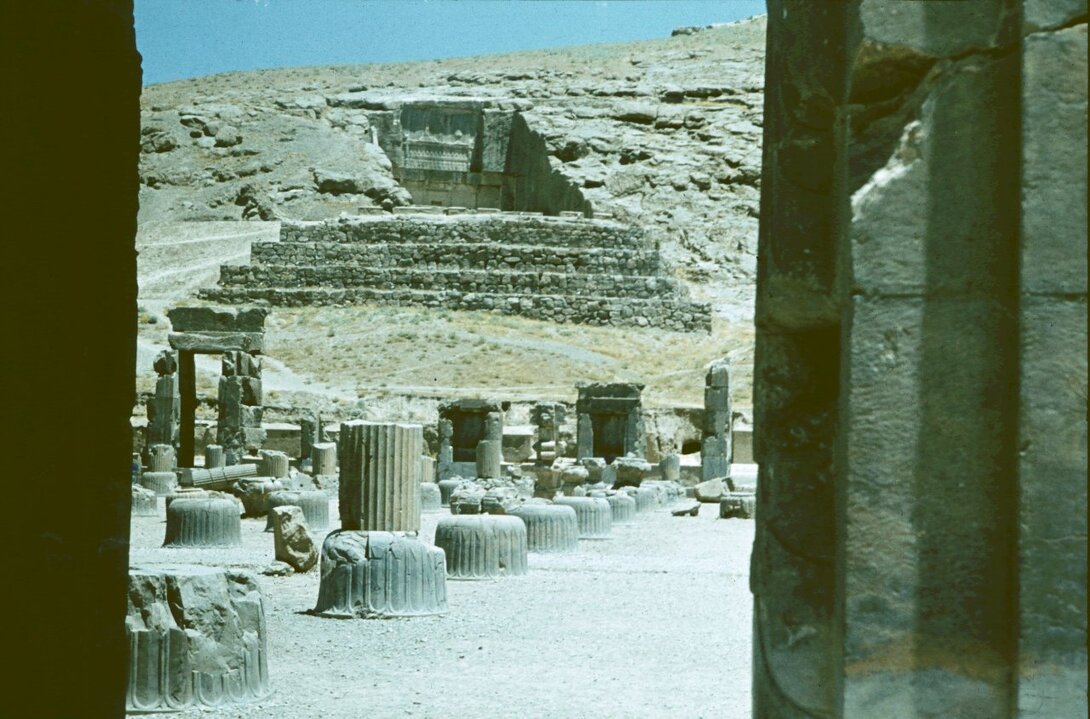 Persepolis_widok na gr Atar.jpg