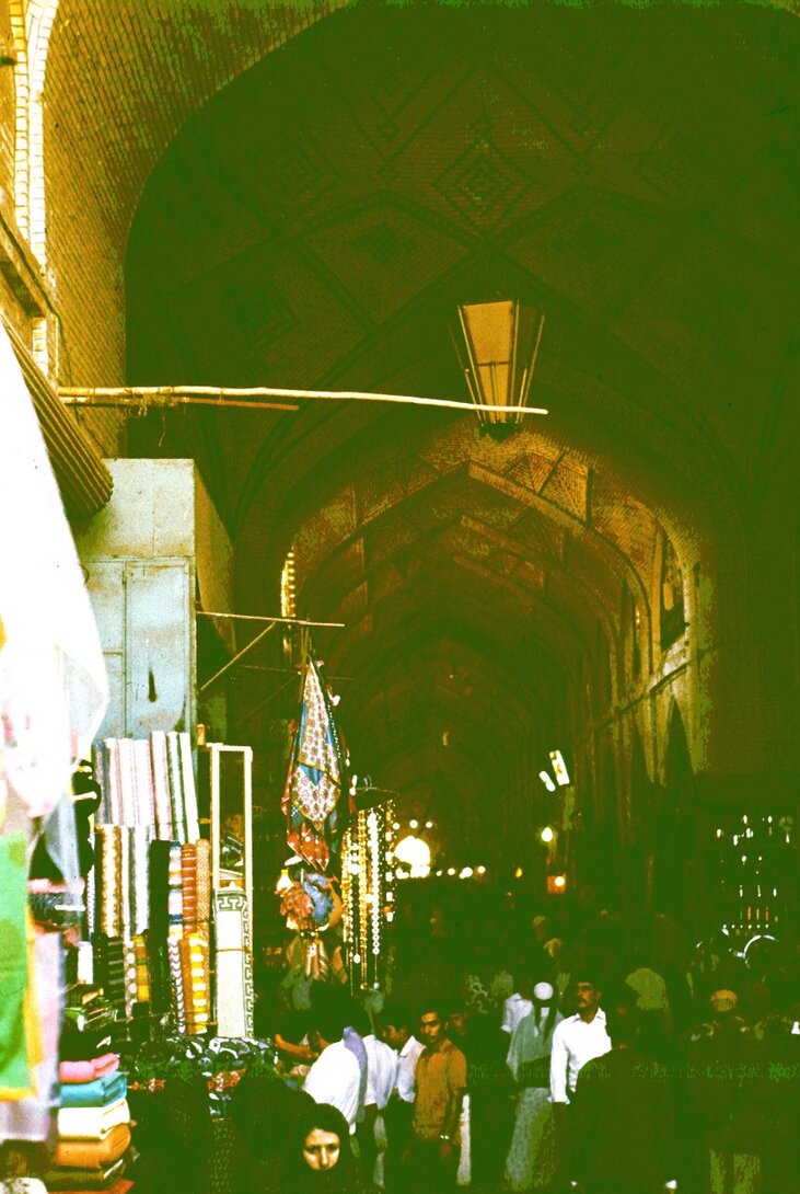 Isfahan_bazar_a.jpg