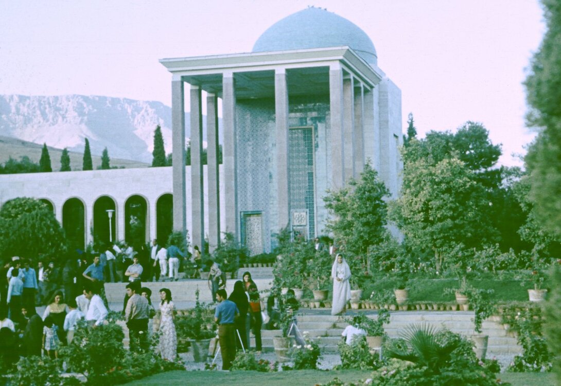 Shiraz_mauzoleum.jpg