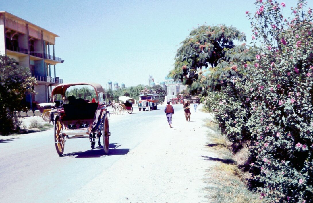 Ulica w Mazar-i Szerif.jpg