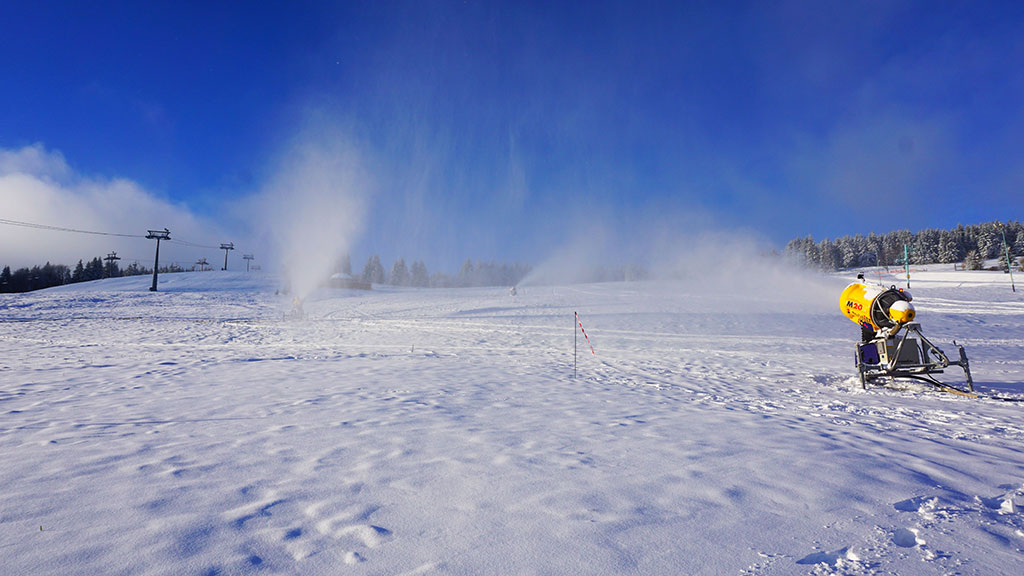 Galeria: Zieleniec Ski Arena - ruszyło naśnieżanie