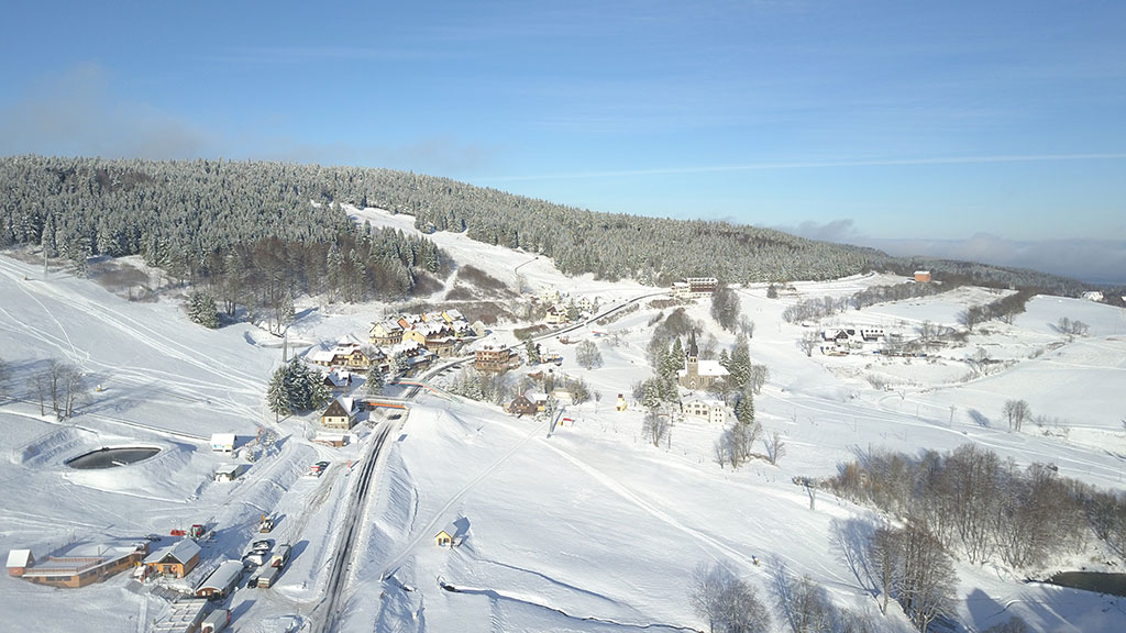 Galeria: Zieleniec Ski Arena - ruszyło naśnieżanie