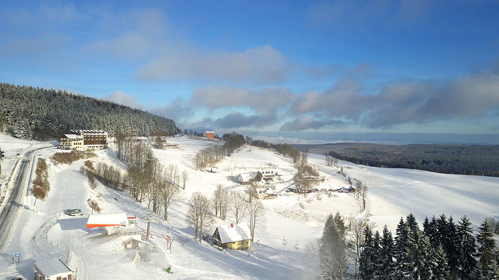 Galeria: Zieleniec Ski Arena - ruszyło naśnieżanie