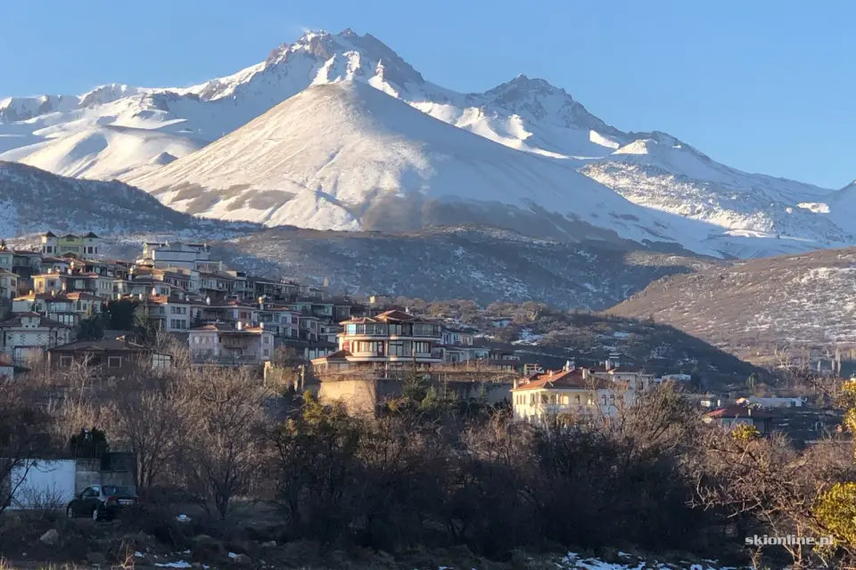 Ośnieżony wulkan Erciyes nad Kayseri