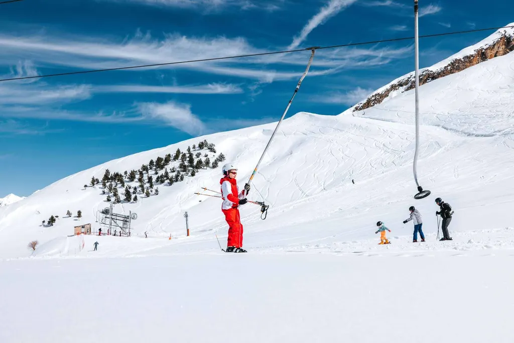 Stok z wyciągiem orczykowym w Gavarnie-Gèdre, ośnieżone zbocza Pirenejów pod błękitnym niebem