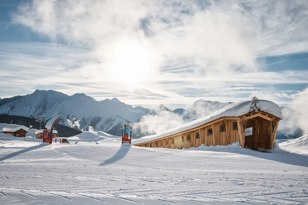 Zadaszona taśma w strefie Hexenland na Belalp, wokół śnieg i szczyty Alp Walijskich