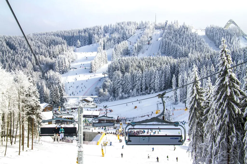 Widok z wyciągu krzesełkowego na oszronione lasy i trasy Skiliftkarussell Winterberg w Sauerlandzie