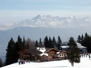 Restauracja GrieBenkarhaus i widok na masyw Dachstein