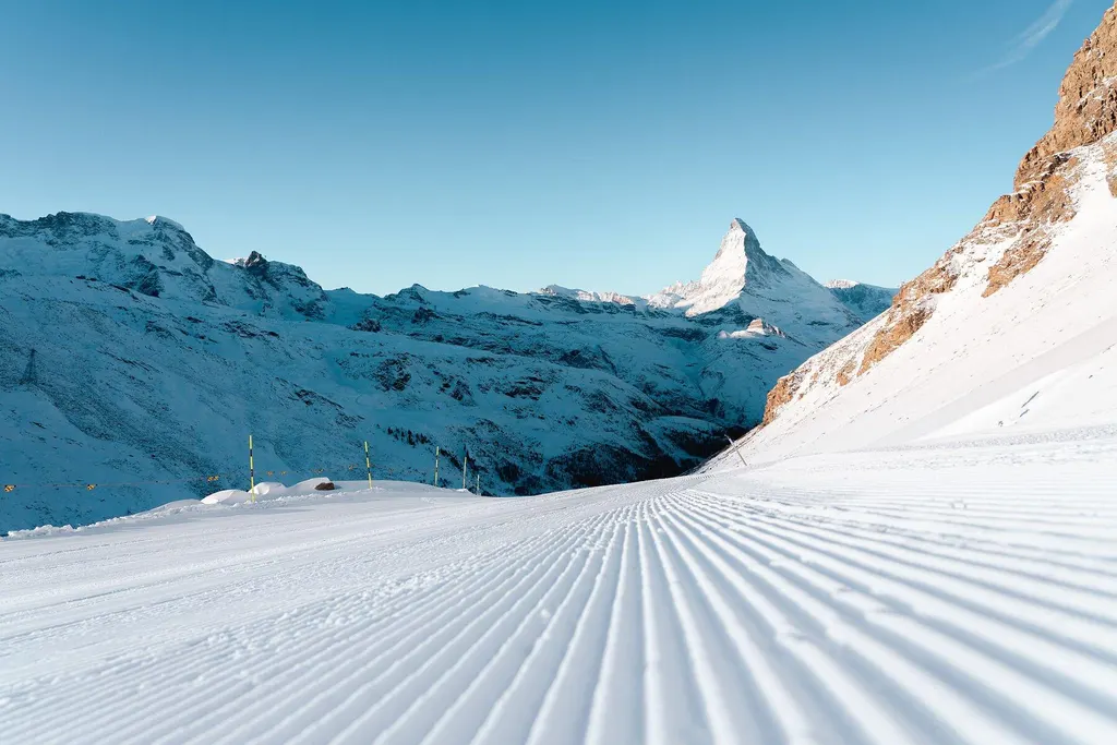 Świeżo wyratrakowana trasa w rejonie Rothorn w Zermatt, w tle ośnieżony Matterhorn