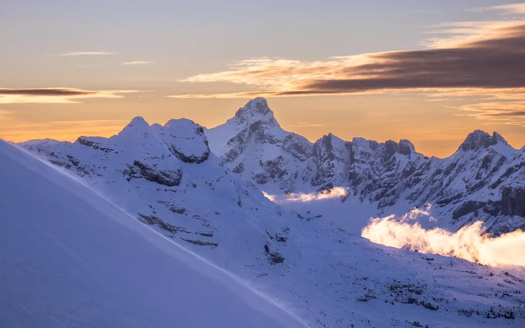 Zimowa panorama z Flaine na Pointe Percée o zachodzie słońca