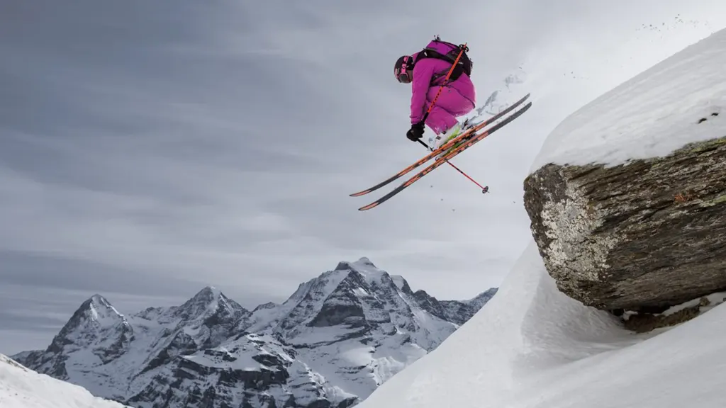 Skok freeskiera w ośrodku Mürren-Schilthorn, w tle Eiger, Mönch i Jungfrau