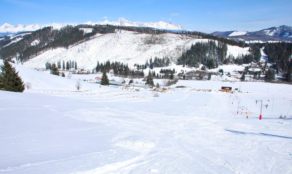 Szeroki stok w Liptowskiej Teplicce, w tle Tatry Wysokie