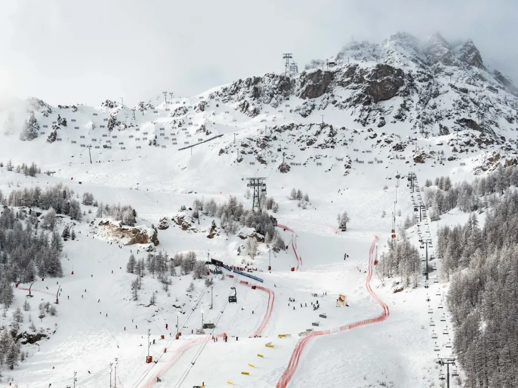 Trasa Face de Bellevarde w Val d'Isère zimą, wyciągi i stoki nad miejscowością