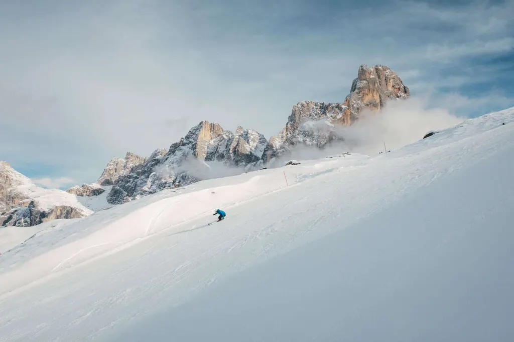 Zaśnieżony stok na Passo Rolle pod Cimon della Pala