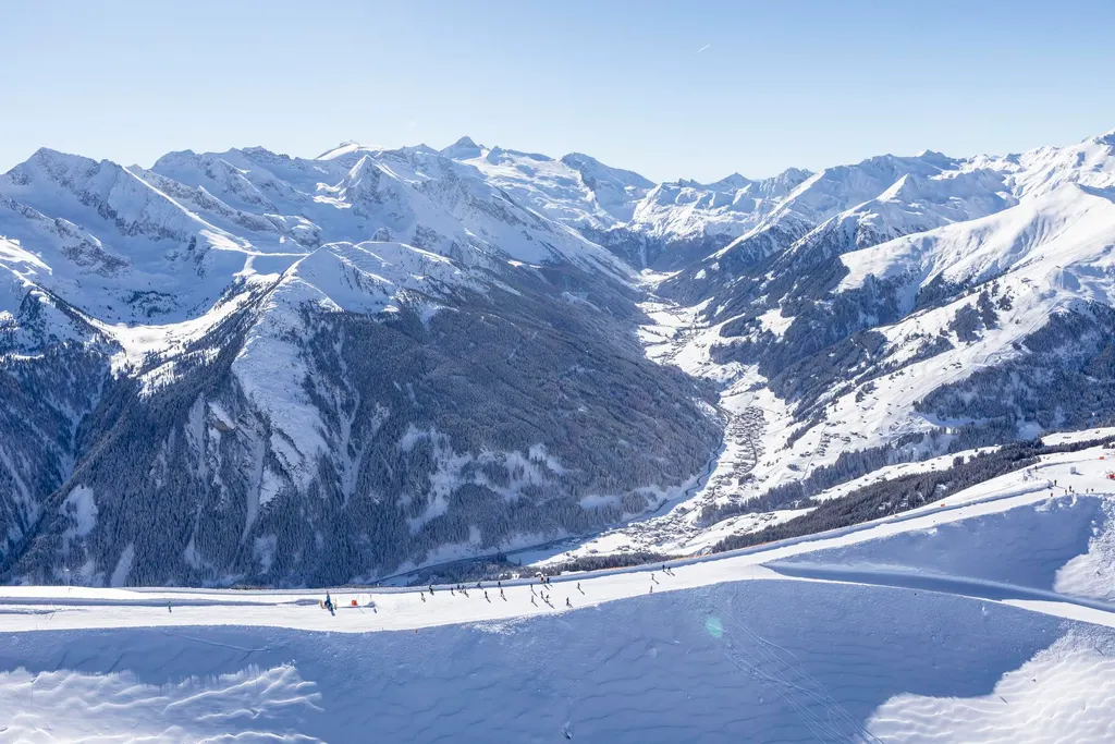 Zaśnieżona dolina Zillertal widziana z tras Rastkogel, w tle Alpy Zillertalskie