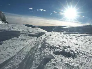 Zachodzące słońce nad lodowcem