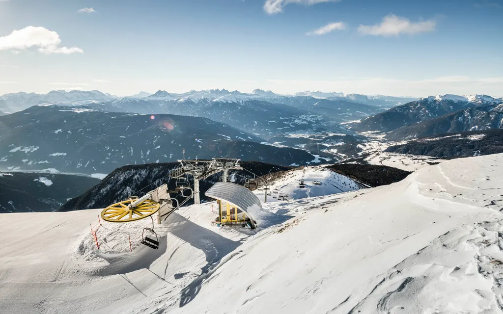Górna stacja wyciągu na Gitschbergu zimą, panorama Dolomitów