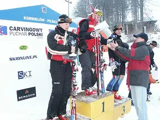Dekoracja kobiet, dyplomy i nagrody wręcza kierownik ON Pilsko Tomasz Derwich