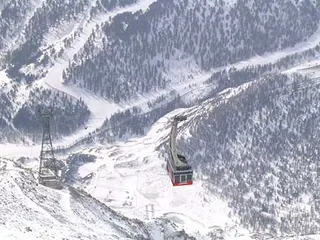 Wagonik: 80 osób, przewyższenie 1000m.Niezłe wrażenie. W dole Hotel Top Residence Kurz.