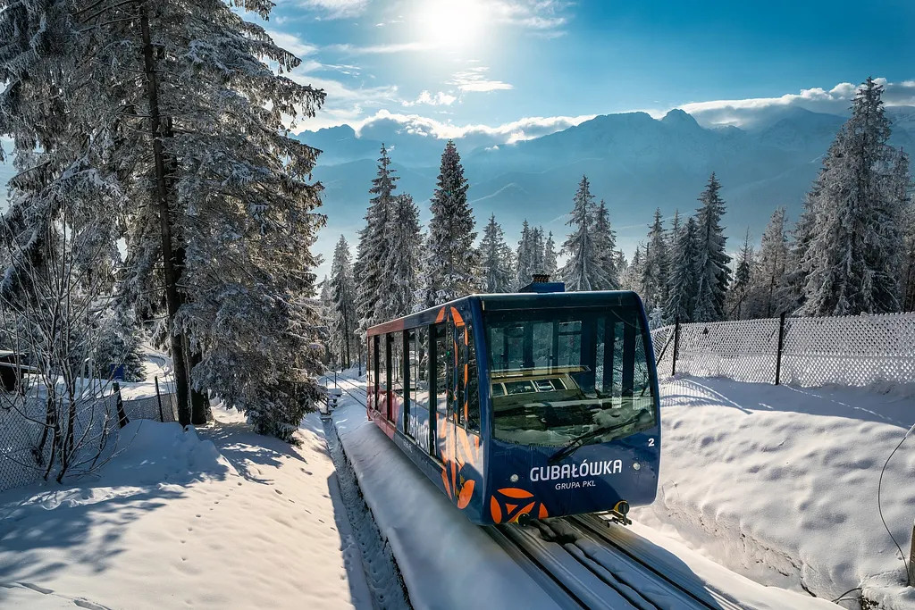 Kolej na Gubałówkę zimą, w tle Tatry