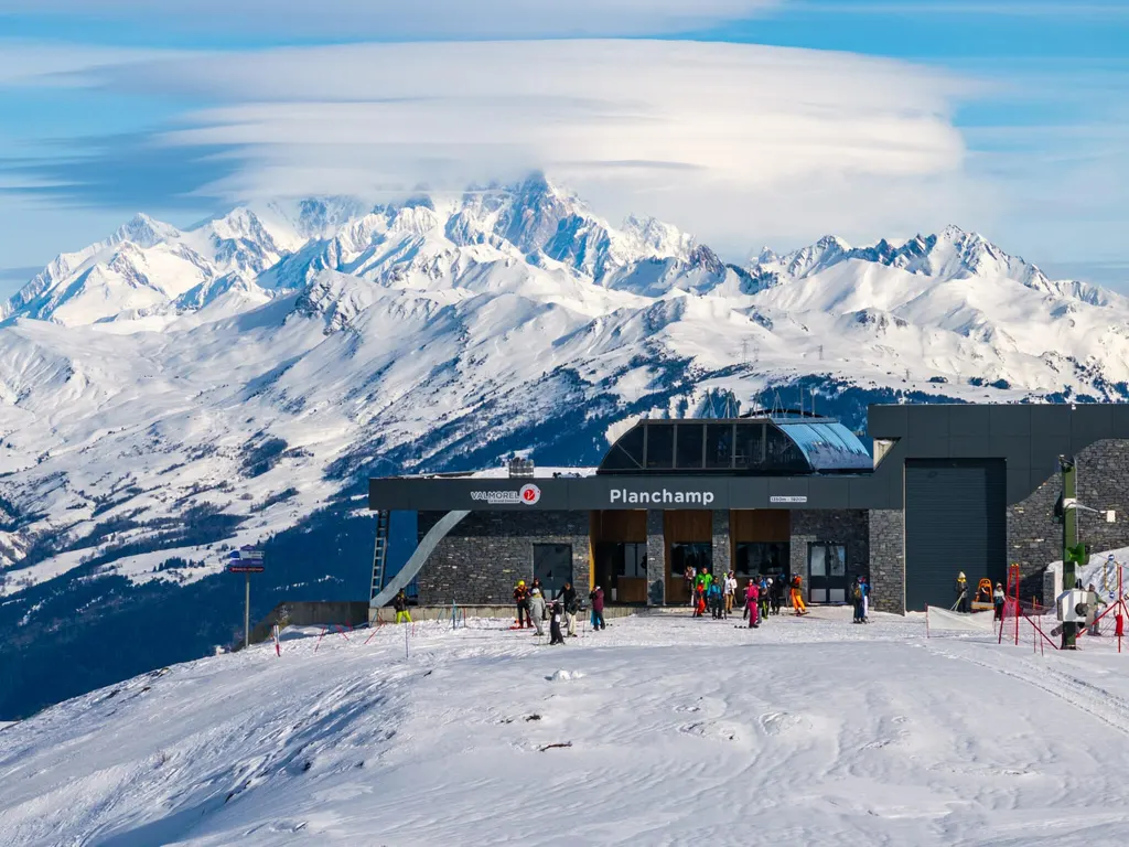 Stacja gondoli Planchamp w Valmorel na ośnieżonym grzbiecie, w tle masyw Mont Blanc