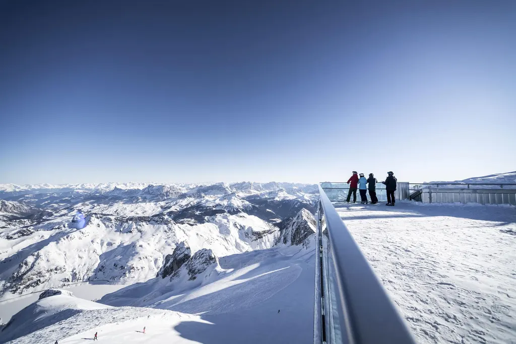 Zimowa panorama Dolomitów z tarasu na Punta Rocca na Marmoladzie, w dole trasa lodowcowa