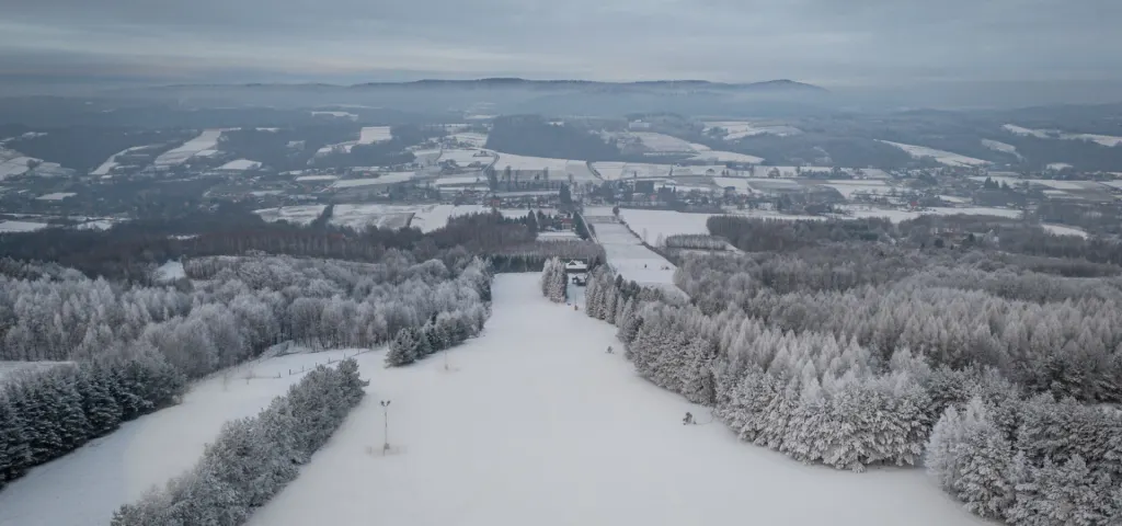 Stok w Gogołowie z lotu ptaka, oszronione drzewa i trasa zjazdowa
