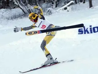 Ewa Tańczak w akrobacji po skoku