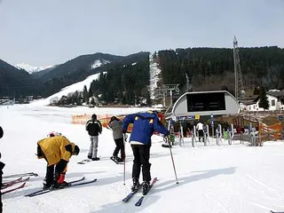 Krzesło Star Jet obok trasy FIS