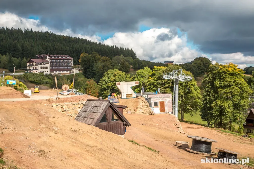 Ski Arena Zieleniec: budowa czerwonej kanapy, zdjęcie 2