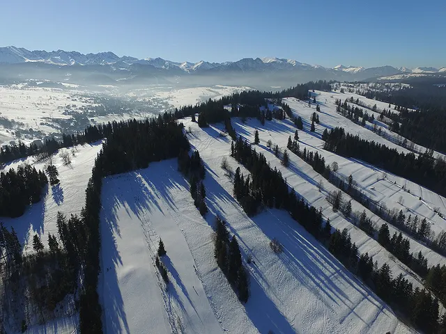 Trasy Suche-Ski u Jędrola z lotu ptaka, w tle Tatry