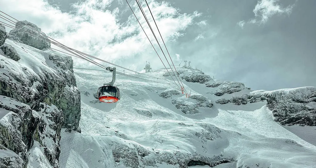 Kolej Titlis Rotair nad lodowcem na Titlisie