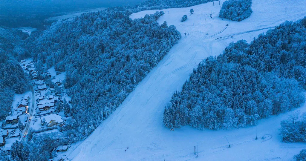Stok Snow Park Čachovo w Selcach z lotu ptaka, trasa w zaśnieżonym lesie