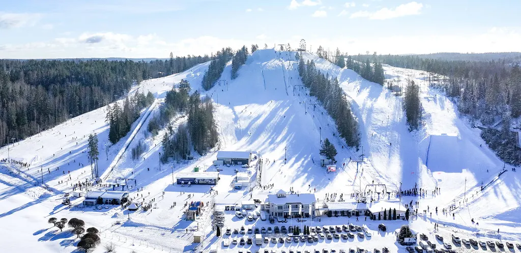 Stoki Vihti Ski z lotu ptaka zimą, trasy w sosnowym lesie, wyciągi i budynek bazy z parkingiem