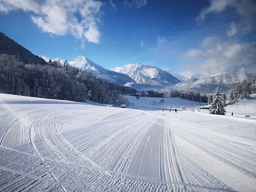 Świeżo przygotowana trasa na Obersalzbergu, w tle ośnieżone szczyty Alp Berchtesgadeńskich