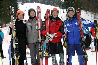 Team juniorów ze skionline.pl na kaskach