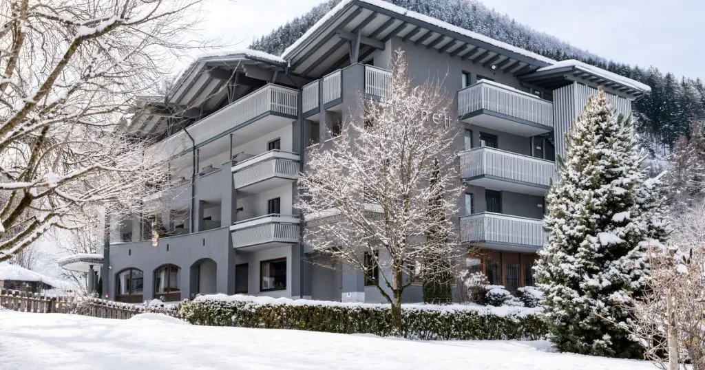 Anett Hotel, Racines