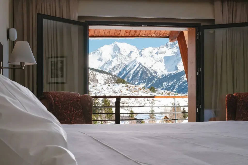 Widok z pokoju hotelu HG Alto Aragón na dolinę Tena