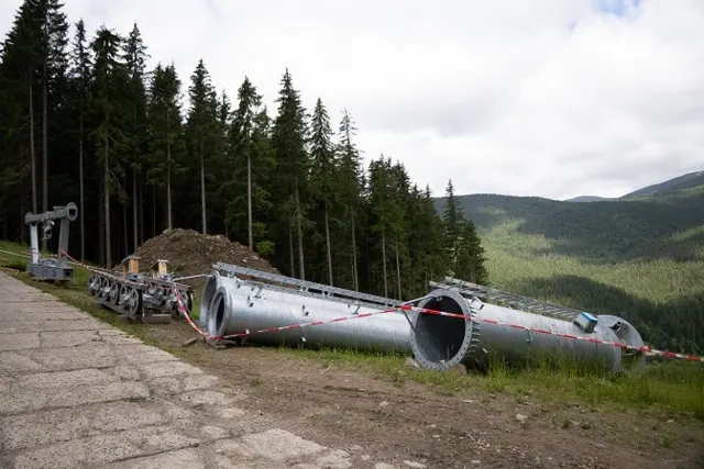 Szpindlerowy Młyn: pierwszy słup kolei Audi Line Přehradní już stoi. Projekt Połączenia wchodzi w decydującą fazę